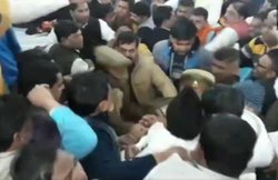 मेरठ: वंदे मातरम गाने को लेकर बोर्ड मीटिंग में फिर बवाल, भिड़े भाजपा-बसपा पार्षद