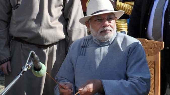 दक्षिण अफ्रीका दौरे के दौरान पीएम मोदी हैट पहन कर ड्रम बजाते हुए।