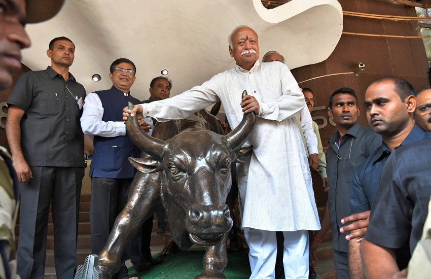 केरल सरकार के रोक के बावजूद आरएसएस प्रमुख मोहन भागवत ने पलक्‍कड़ के स्‍कूल में तिरंगा फहराया। 