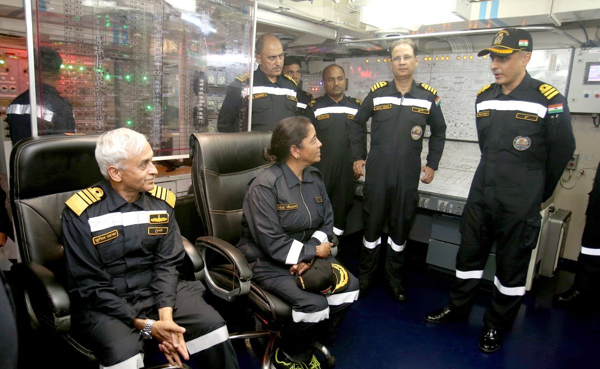 रक्षा मंत्री निर्मला सीतारमण को नौसेना के विभिन्न ऑपरेशंस के बारे में बताते हुए नेवल स्टाफ के मुखिया एडमिरल सुनील लांबा और अन्य अधिकारी।