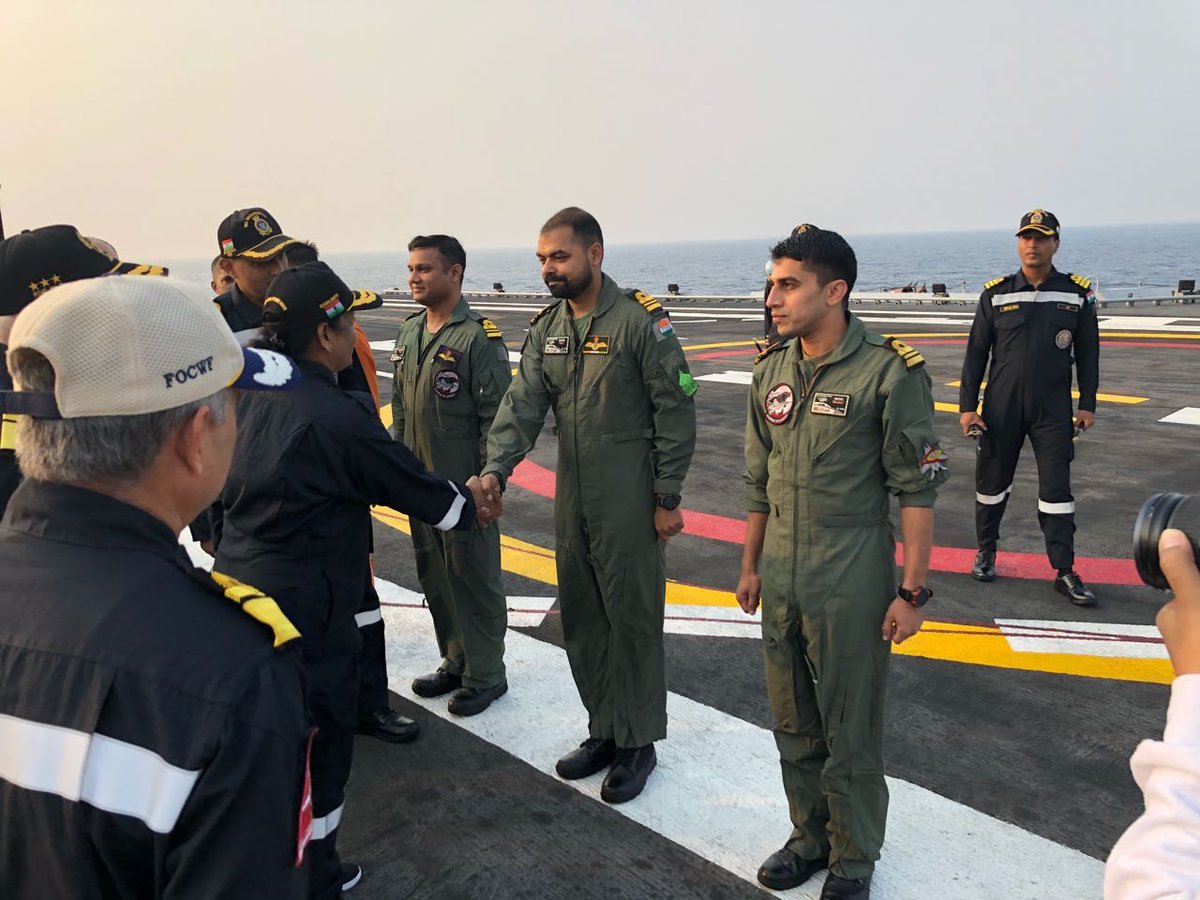 यही नहीं, रक्षा मंत्री ने इस दौरान समुद्र में नौसेना के अधिकारियों के सामने आने वाली चुनौतियों को भी समझा। तस्वीर में मिग 29के विमान के पायलट्स से बाचतीत करतीं सीतारमण।