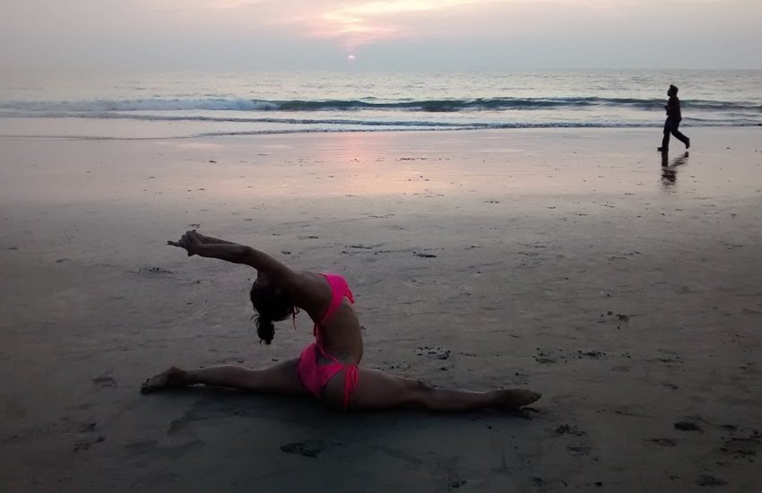natasha noel, yoga teacher, dancer, mumbai, abused, yogini, dancing yogini, inspiration, life story, courage, life, women, inspiring stories, jansatta