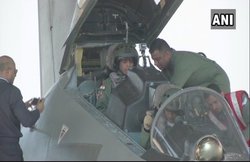 वीडियो: फाइटर जेट सुखोई 30 में उड़ान भरने वाली पहली महिला मंत्री बनीं निर्मला सीतारमण