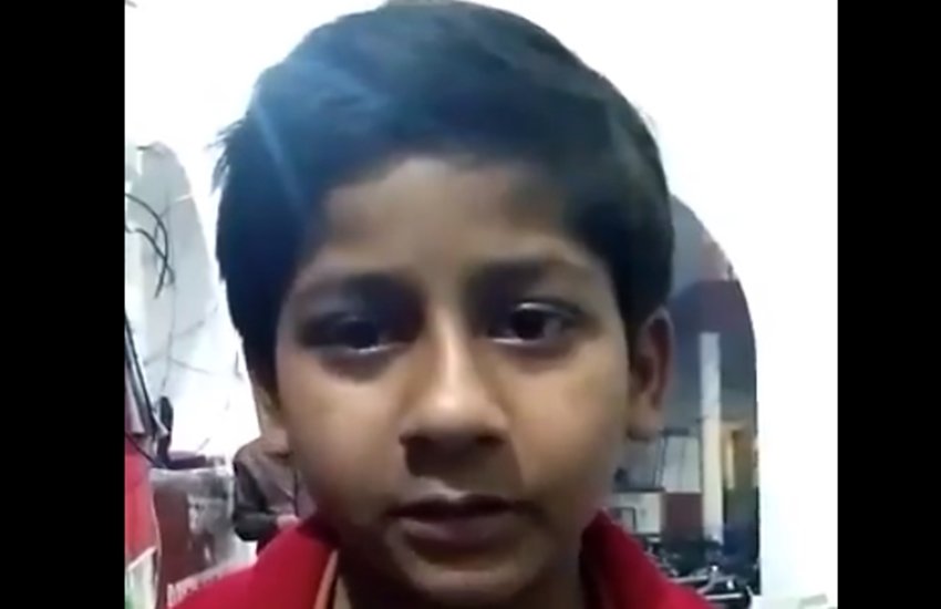 
उत्तर प्रदेश के इटावा में रहने वाले इस 11 साल के बच्चे का वीडियो खूब वायरल हो रहा है। वह इसमें पुलिस के सामने अपने पिता को पीटने की बात कह रहा है। (फोटोः टि्वटर) 