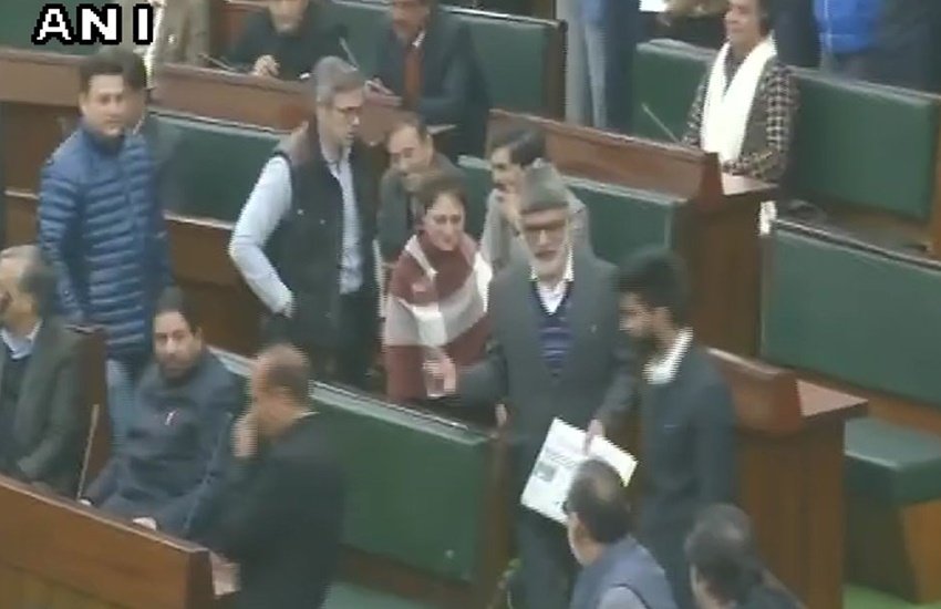 जम्मू एवं कश्मीर विधानसभा में विपक्षी नेशनल कांफ्रेंस (एनसी) के सदस्य सदन से बाहर जाते हुए।