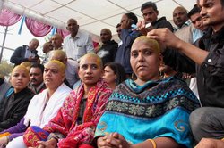 मध्य प्रदेश: विरोध कर रहीं महिला टीचरों ने मुंडवा लिया सिर
