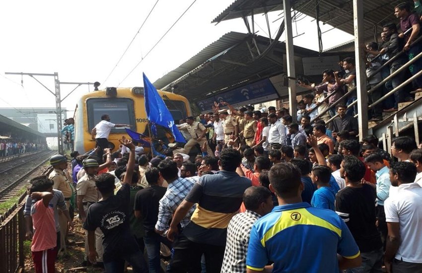 दलित पार्टी भारीपा बहुजन महासंघ के प्रमुख प्रकाश अंबेडकर ने एक जनवरी की पुणे की घटना पर नाराजगी जाहिर करने के लिए बुधवार को शांतिपूर्ण महाराष्ट्र बंद का आह्वान किया है। प्रकाश अबंडेकर बाबा साहब भीमराव अंबेडकर के पोते हैं।