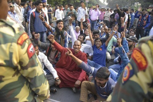 विभिन्न क्षेत्रों में कुछ ऑटो और टैक्सी चल रहे है लेकिन प्रसिद्ध डब्बावालों ने दिन के लिए अपनी सेवाएं बंद कर दी हैं। ठाणे, नागपुर, पुणे और अन्य शहरी क्षेत्रों के मुकाबले बाहरी इलाकों में बंद का ज्यादा असर देखने को मिला। तटीय कोंकण क्षेत्र और बीड, लातूर, सोलापुर, जलगांव, धुले, अहमदनगर, नासिक और पालघर जैसे दलित बहुल इलाके लगभग पूरी तरह से बंद रहे।