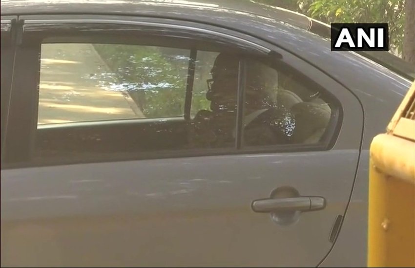 पीएम मोदी के प्रमुख सचिव नृपेंद्र मिश्रा कार से लौटते हुए। (फोटो सोर्स - एएनआई) पीएम मोदी के प्रमुख सचिव नृपेंद्र मिश्रा कार से लौटते हुए। (फोटो सोर्स - एएनआई)