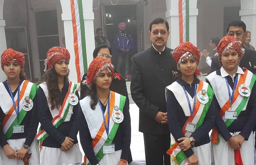 आर विक्रम सिंह बहराइच के रहने वाले हैं और गोरखपुर यूनिवर्सिटी से अर्थशास्त्र में एमए हैं।