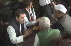 कांग्रेस अध्यक्ष बनने के बाद पहली बार अमेठी में राहुल गांधी, रास्ते में टी स्टॉल पर ली चाय की चुस्कियां
