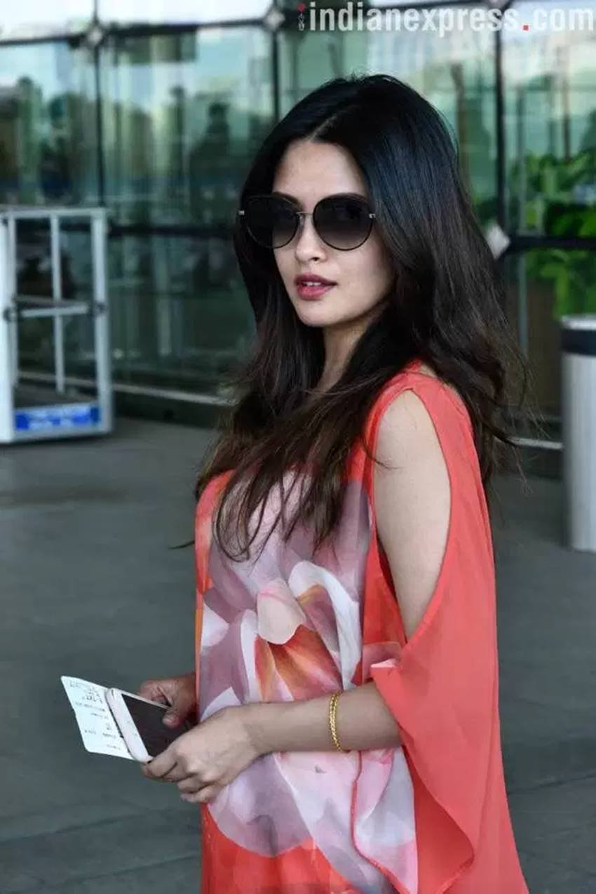 kangana ranaut, kangana ranaut pics, riya sen, riya sen airport pics, vani kapoor, vani kapoor pics, vani kapoor in car, varun dhawan, varun dhawan gym pics, varun dhawan at gym, malaika arora, malaika arora khan, malaika arora pics, photo gallery