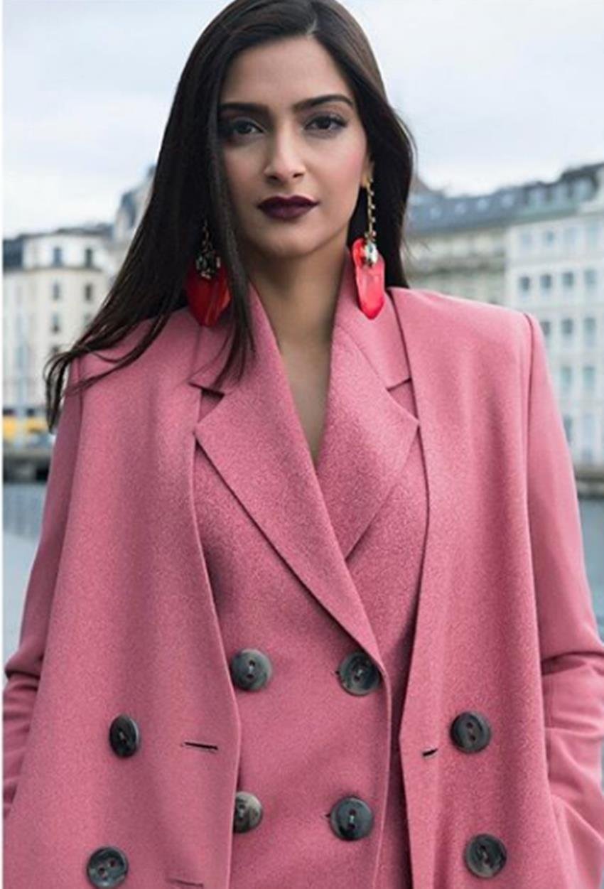 Bollywood actoress, sonam kapoor, anil kapoor, Film padman, akshay kumar, HT most stylist award, dress sonam kapoor, troll, instagram, anil kapoor