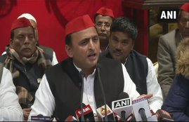 Akhilesh Yadav, yogi adityanath, Uattar pradesh cm, SP, bjp, Lucknow news, up news, gorakhpur mahotsav, safai, safai mahotsav, gorakhpur news, Hindi news, jansatta