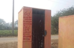 सरकारी इमारतों, हज हाउस के बाद यूपी में अब टॉयलेट भी भगवा! पत्रकार ने शेयर की फोटो