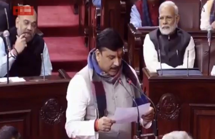 संजय सिंह जब शपथ पढ़ रहे थे तो उनके ठीक पीछे पीएम नरेंद्र मोदी और अमित शाह बैठे हुए थे। (Photo Source: Video Grab)