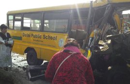School Bus, School Bus accident, Private School Bus, School Bus accident in Indore, Indore School Bus, Battle of Trucks and Private School Bus, Six People Died, Six People Died in accident, State news