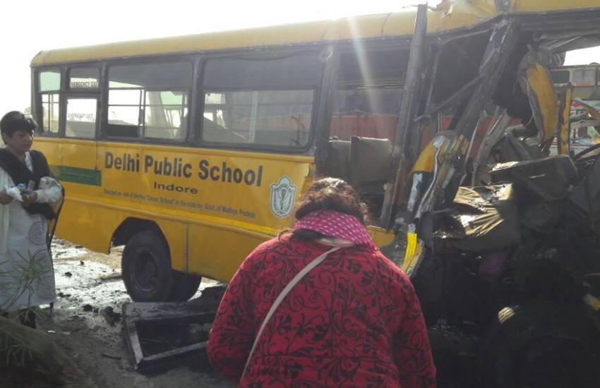 School Bus, School Bus accident, Private School Bus, School Bus accident in Indore, Indore School Bus, Battle of Trucks and Private School Bus, Six People Died, Six People Died in accident, State news