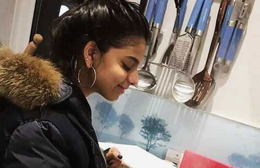 ShahRukh Khan Daughter, Suhana Khan, Suhana Khan Cooking Noodles, Suhana Khan Latest Picture, Suhana Khan Image Getting Viral, Suhana Khan Debut Movie, Suhana Khan Instagram