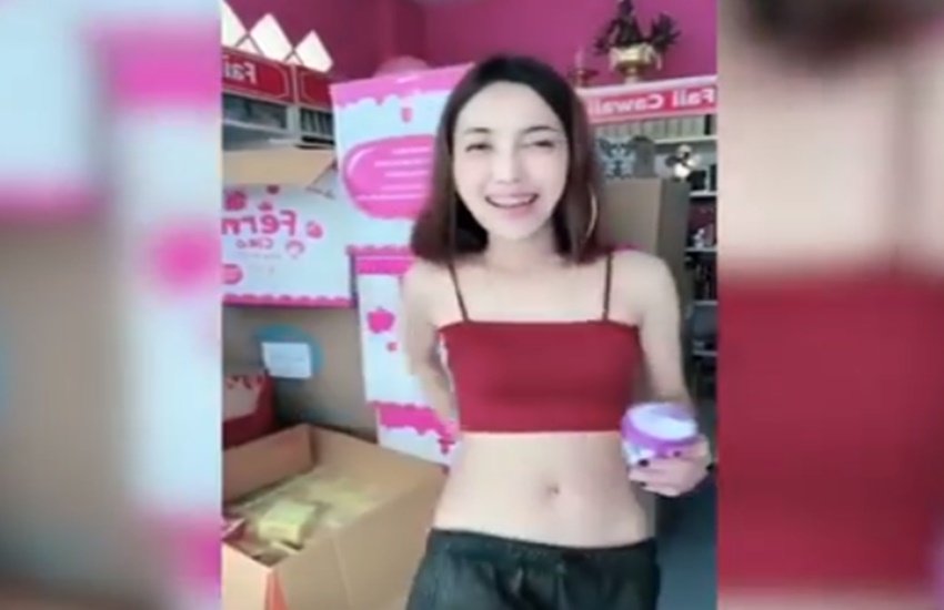 अपने कूल्हों पर क्रीम लगाते हुए यह मॉडल दावा कर रही है, कि इस क्रीम को लगाने से एक बहुत ही सुंदर निखार आता है। (Photo Source: Video Grab) अपने कूल्हों पर क्रीम लगाते हुए यह मॉडल दावा कर रही है, कि इस क्रीम को लगाने से एक बहुत ही सुंदर निखार आता है। (Photo Source: Video Grab)