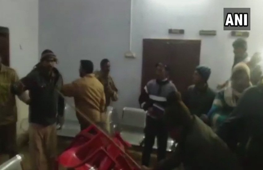 सीतापुर में सांसद और विधायक के समर्थकों ने तहसील परिसर में तोड़फोड़ भी की थी। (फोटो सोर्स: एएनआई)