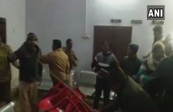 यूपी: गरीबों को कंबल बांटते फोटो खिंचवाने को लेकर सांसद और विधायक में झगड़ा, मारपीट