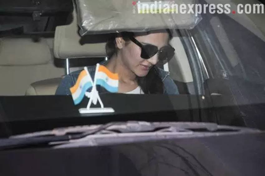 kangana ranaut, kangana ranaut pics, riya sen, riya sen airport pics, vani kapoor, vani kapoor pics, vani kapoor in car, varun dhawan, varun dhawan gym pics, varun dhawan at gym, malaika arora, malaika arora khan, malaika arora pics, photo gallery