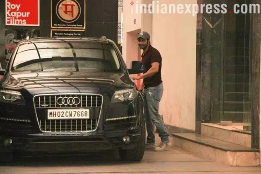 kangana ranaut, kangana ranaut pics, riya sen, riya sen airport pics, vani kapoor, vani kapoor pics, vani kapoor in car, varun dhawan, varun dhawan gym pics, varun dhawan at gym, malaika arora, malaika arora khan, malaika arora pics, photo gallery