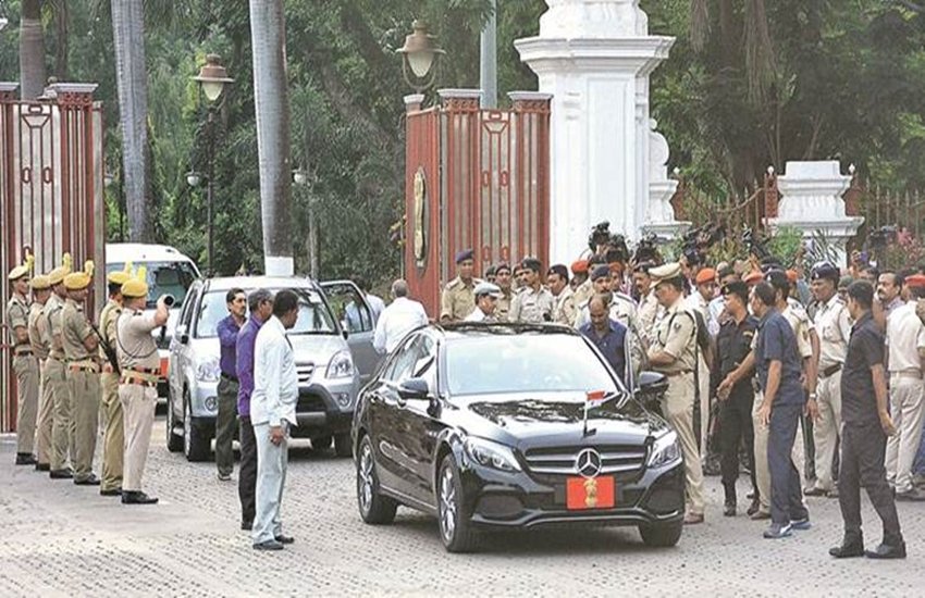 गाड़ियों में नंबर प्लेट लगाना भी अनिवार्य किया जा रहा है। (एक्सप्रेस फोटो) 