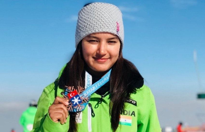 स्कीइंग में देश को पहला अंतर्राष्ट्रीय पदक दिलाने वाली मनाली की आंचल ठाकुर।