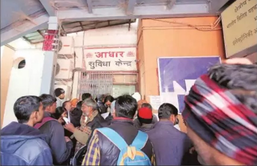 नई दिल्‍ली में एक आधार सर्विस सेंटर के बाहर लगी भीड़। (फोटो सोर्स: अमित मेहरा, इंडियन एक्‍सप्रेस)