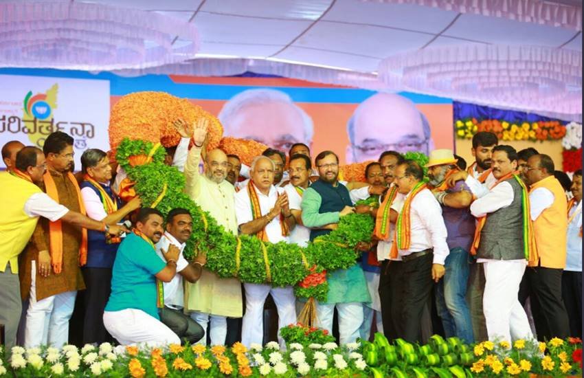 मैसूर में एक रैली को संबोधित करने पहुंचे भाजपा अध्‍यक्ष अमित शाह। उनके साथ कर्नाटक के पूर्व मुख्‍यमंत्री बीएस येद्दयुरप्‍पा भी थे। (फोटो सोर्स: अमित शाह के ट्विटर अकाउंट से)