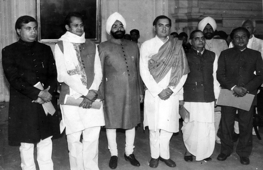 1984 में केंद्रीय मंत्री बनने के बाद राष्ट्रपति ज्ञानी जैल सिंह, पीएम राजीव गांधी और अन्य कैबिनेट सहयोगियों के साथ आरिफ मोहम्मद खान। (फोटो- एक्सप्रेस आर्काइव)