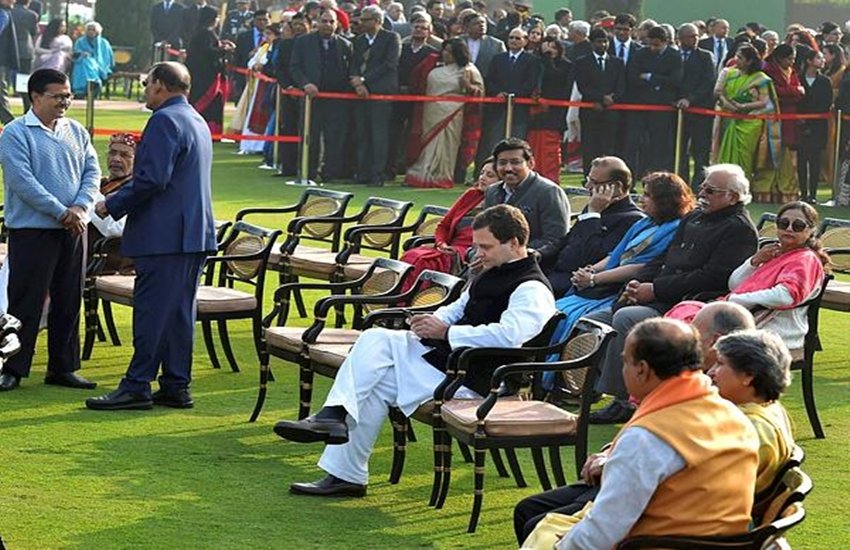 कार्यक्रम के दौरान राहुल गांधी फुर्सत के पलों में अपने मोबाइल पर व्यस्त दिखे। (फोट-पीटीआई)