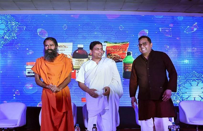 एक कार्यक्रम में आचार्य बालकृष्‍ण के साथ बाबा रामदेव। (फोटो सोर्स: पीटीआई)