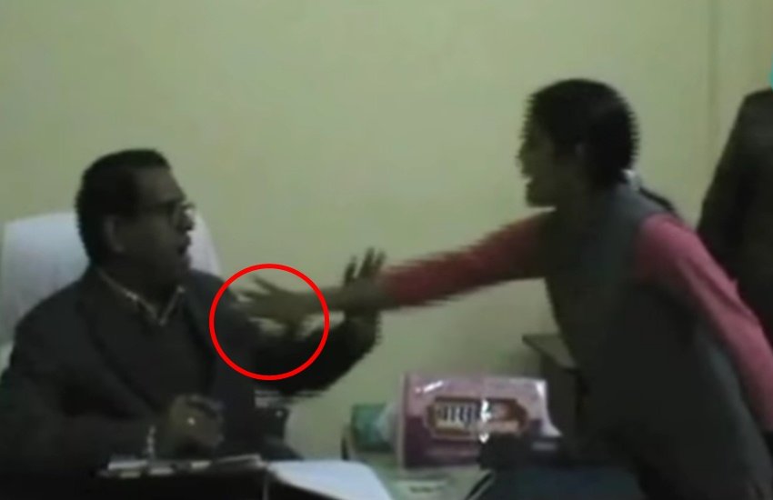 बांदा एडीएम के कार्यालय में घुसकर महिला ने अधिकारी का कॉलर पकड़ लिया। अधिकारी ने तुरंत महिला का हाथ पकड़ कर हटा दिया। 