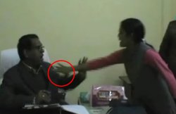 वीडियो: अवैध खनन के खिलाफ महिला का हंगामा, नहीं मिले डीएम तो एडीएम का पकड़ लिया कॉलर