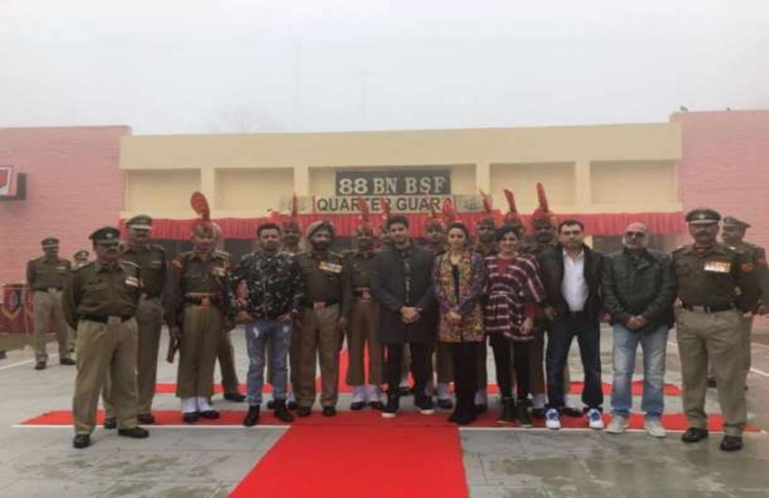अगले महीने रिलीज होने जा रही फिल्म अय्यारी की स्टारकास्ट ने वाघा बॉर्डर के बीएसएफ कैंप में पहुंचकर गणतंत्र दिवस की परेड में हिस्सा लिया। 69वें गणतंत्र दिवस मनाने दिल्ली से दूर वाघा बॉर्डर पहुंचकर फिल्म की लीड एक्टर सिद्धार्थ मल्होत्रा, मनोज वाजपेयी, राकुल प्रीत सिंह और फिल्म के निर्देशक नीरज पांडेय ने बीएसएफ जवानों और अधिकारियों से मुलाकात की। इससे पहले फिल्म के कलाकार जैसलमेर के बीएसएफ कैंप पहुंचकर भी जवानों के साथ वक्त बिता चुके हैं। तब फिल्म के कलाकारों ने वादा किया था कि गणतंत्र दिवस के मौके पर वो फिर से लौटेंगे। इस बार उन्होंने वाघा बॉर्डर पर बीएसएफ जवानों से मुलाकात की। आगे की स्लाइड्स में देखिए अय्यारी और बीएसएफ जवानों की मुलाकात से जुड़ी कुछ और तस्वीरें...