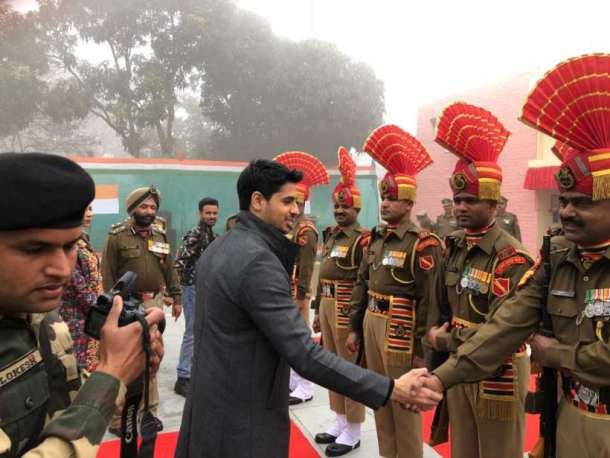 सिद्धार्थ मल्होत्रा जवानों से हाथ मिलाते हुए।