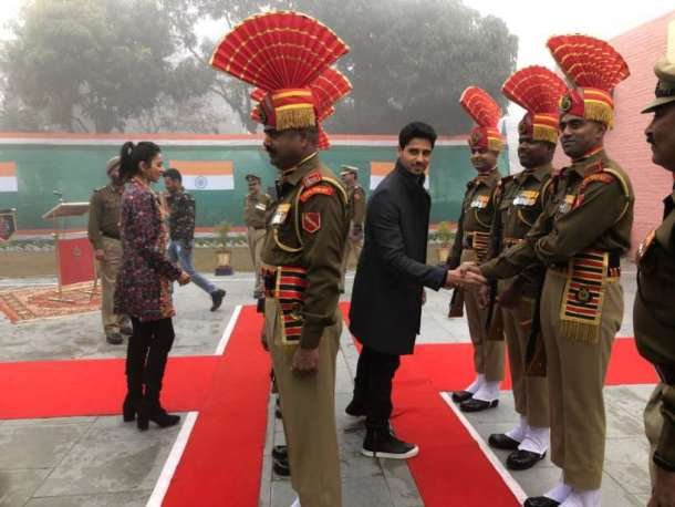 जवानों के बीच फिल्म के स्टार।