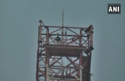 पद्मावत बैन करो’ की मांग के साथ पेट्रोल लेकर टावर पर चढ़ा करणी सेना का कार्यकर्ता, लोग बोले- ऊपर ही बैठे रहने दो