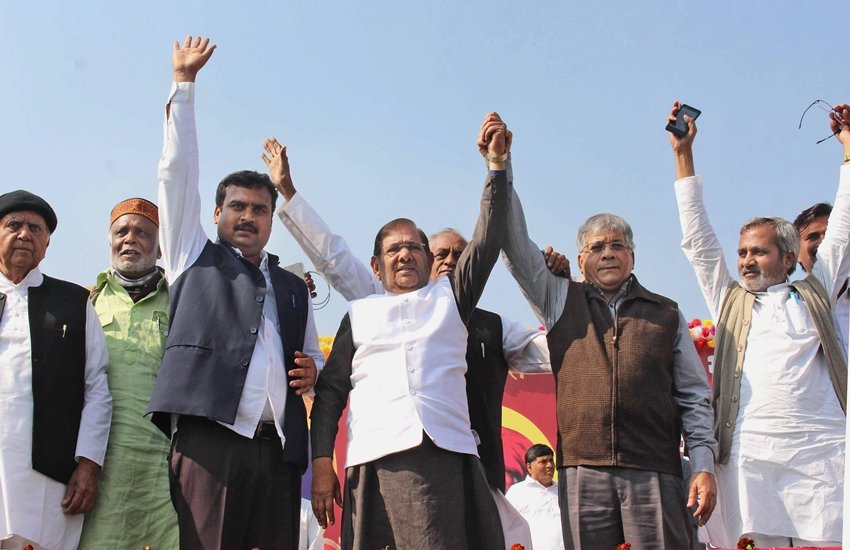 भोपाल में आयोजित लाठी रैली में मंच पर एक-दूसरे का हाथ थामे पूर्व केंद्रीय मंत्री शरद यादव, पूर्व सांसद और डॉ. अंबेडकर के पोते प्रकाश अंबेडकर। (फोटो- पीटीआई)