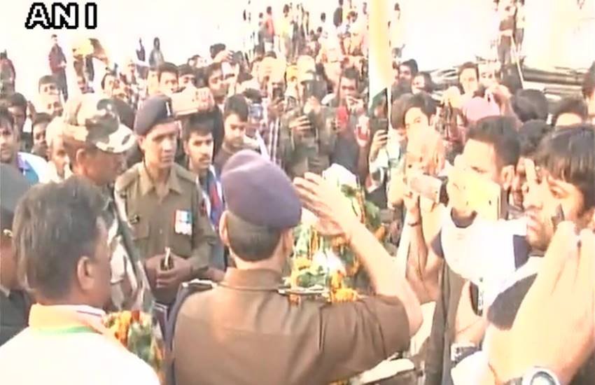 Martyred Jawan, Family Members, Family Members of Martyr, Home Minister, Chief Minister, Demanding to call, Sitting on Fence, Martyred Jawan family Sitting on Fence, State news