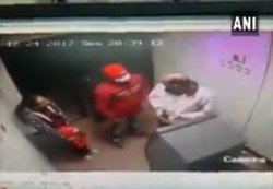 एटीएम के अंदर बच्‍ची पर तान दी बंदूक, पिता से निकलवाए पैसे