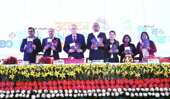 ठिठुरती दिल्ली को मिली किताबों की धूप