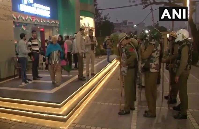 गुरुग्राम आइनोक्स सिनेमा हॉल के बाहर सुरक्षा में तैनात जवान।