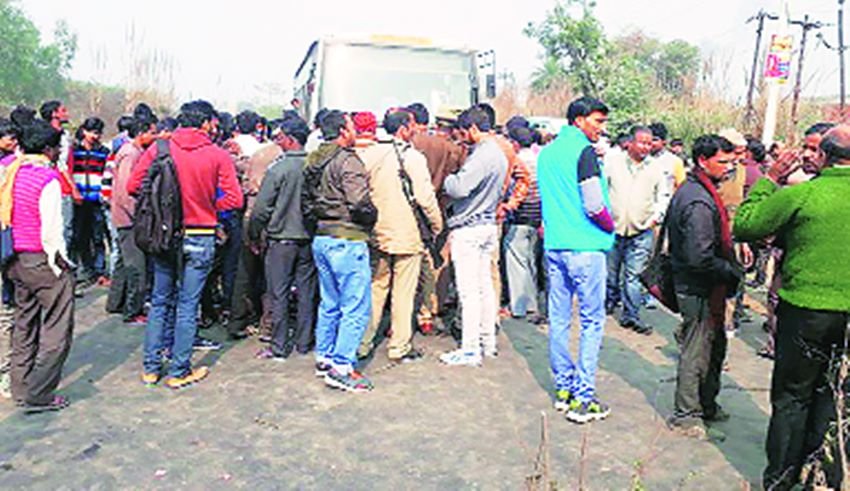 कार की टक्कर से छात्रा की मौत, परिजनों का हंगामा