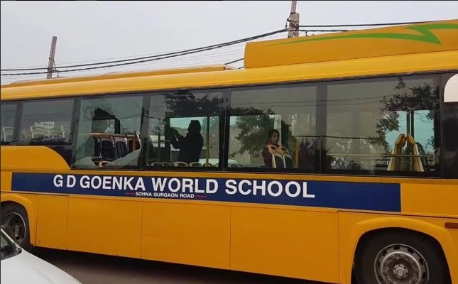 स्कूलों बसों को भी सड़क पर होने वाली हिंसा का सामना करना पड़ रहा है।