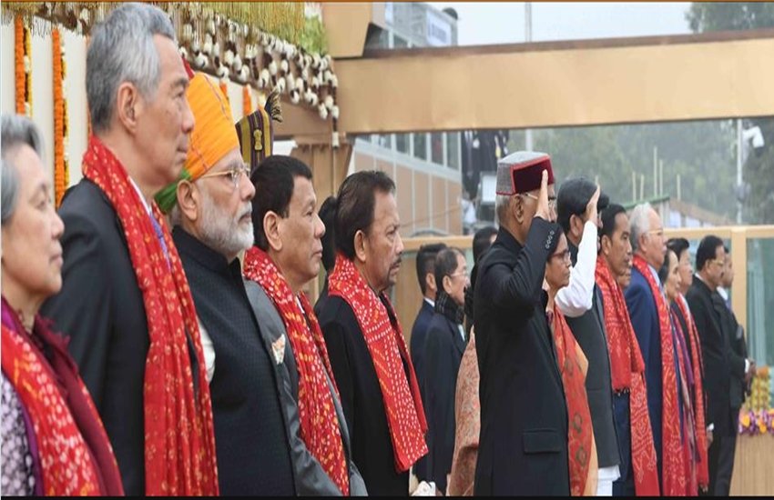  आसियान देशों के प्रमुखों के साथ सलामी लेते राष्ट्रपति प्रणब मुखर्जी।