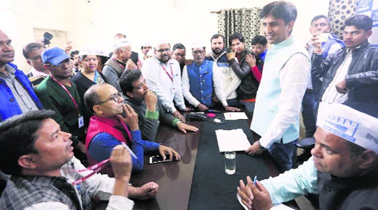 RTO ऑफिस में पार्नाटी के कार्यकर्ताओं से बात करते कुमार विश्वास 